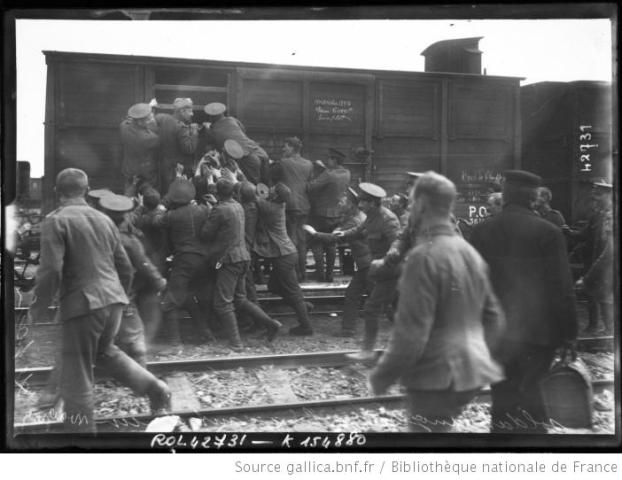 Soldados ingleses al asalto de un vagón de pan.jpg